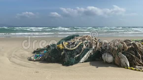 美丽海滨的垃圾环境污染很多塑料瓶视频的预览图