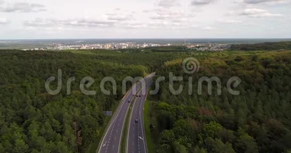 无人驾驶飞机的高速公路景观和城市全景视频的预览图