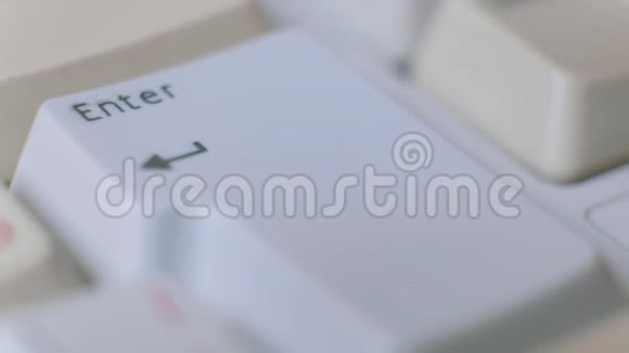 人类手指的特写镜头反复按下键盘上的Enter键视频的预览图