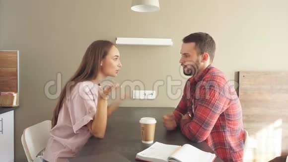 沮丧的男人抱着他的头而他的女朋友嘲笑和谴责她的伴侣视频的预览图