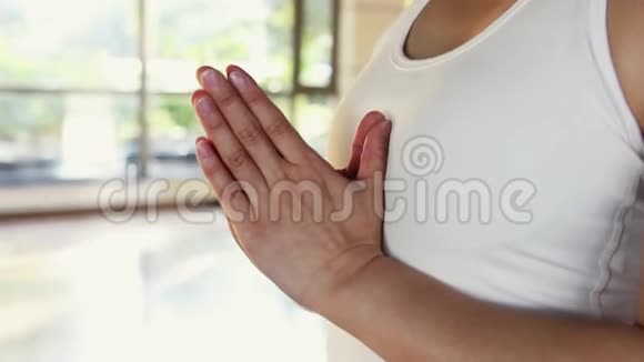 在冥想前双手祈祷的女孩视频的预览图
