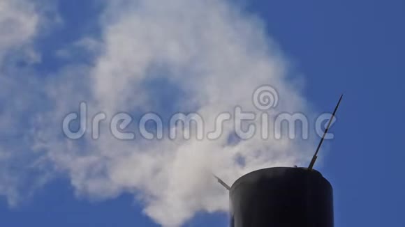 法国一个烟囱的烟雾和空气污染视频的预览图