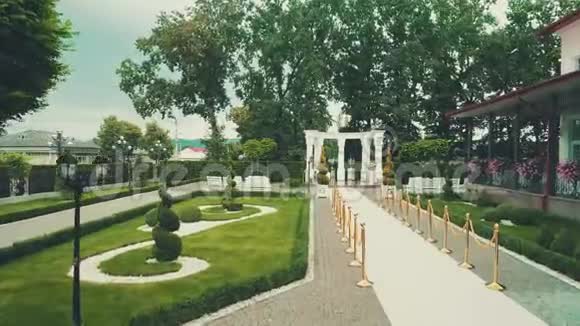 在美丽的绿色公园区域用白色原型和地毯观看美丽的婚礼设置视频的预览图