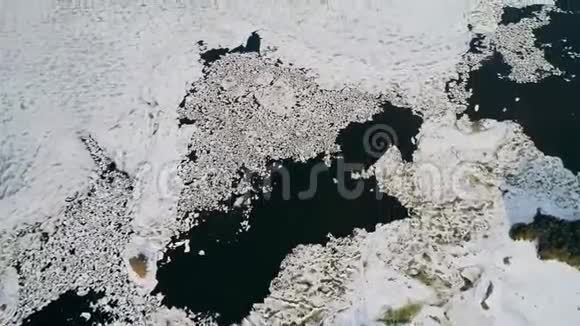 在冰面上空飞行北极浮冰的俯视图视频的预览图