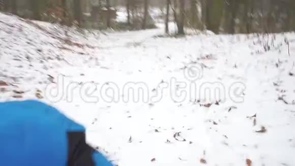 男孩骑着雪橇下来视频的预览图