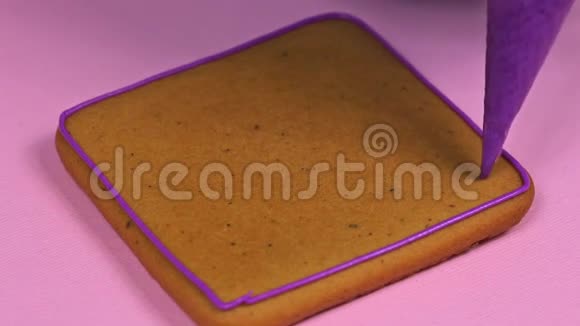 将紫罗兰釉涂在姜饼干上特写视频的预览图