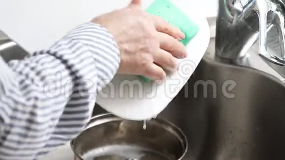 女人厨房洗手池里洗碗客房部客房部近景视频的预览图