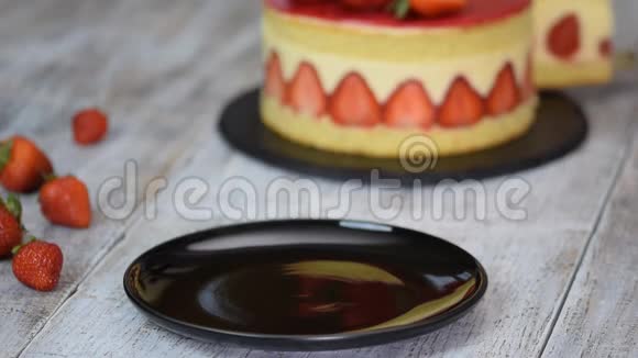 一块经典的法国蛋糕弗赖瑟和草莓视频的预览图