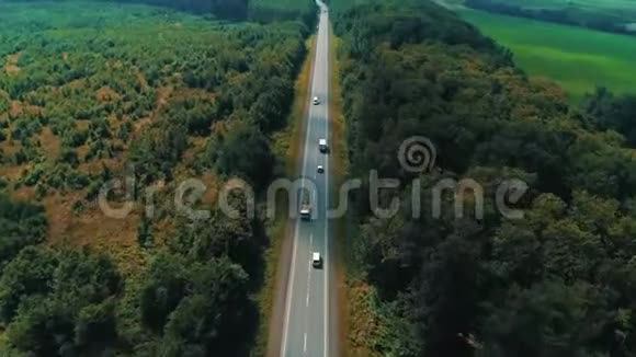 日落前美丽乡村道路上卡车和汽车的空中镜头视频的预览图