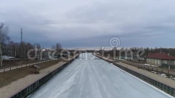 俄罗斯北部从村子里的运河上空飞过视频的预览图