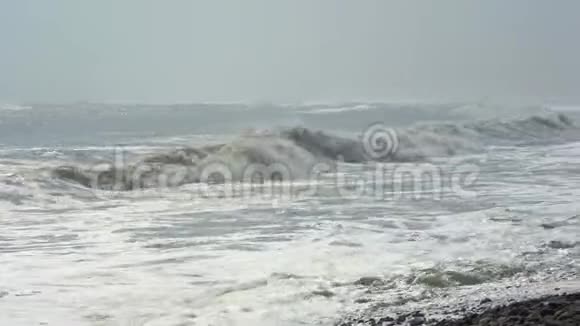 大西洋海浪在纳米比亚的骨架海岸国家公园坠毁视频的预览图