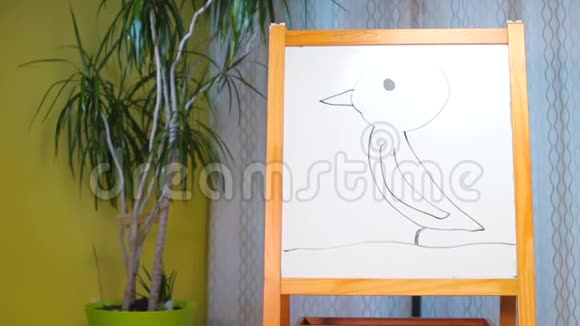 画企鹅的木板视频的预览图