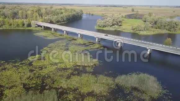 乌克兰切尔尼希夫地区德斯纳河上空的空中汽车公路桥视频的预览图
