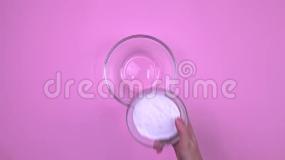 将白色粉末倒入玻璃碗中并加入黄色成分视频的预览图