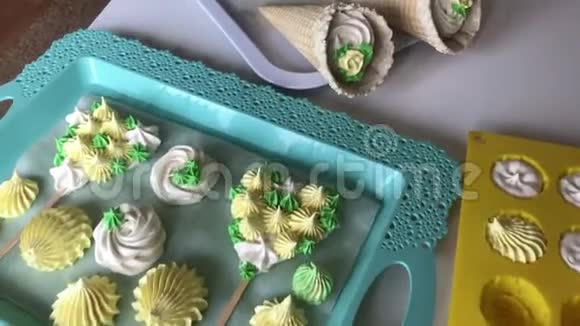 烹饪不同形状颜色和大小的棉花糖成品放在托盘上华夫饼筒里的棉花糖视频的预览图