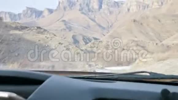 美丽的景色从汽车上的乡村道路之间的山脉山丘北高加索视频的预览图