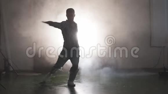 动感慢镜头剪影男舞男舞街舞视频的预览图