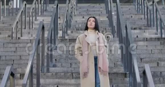 一幅有思想的白人女商人走下楼梯突然心痛的肖像自信的年轻女士视频的预览图