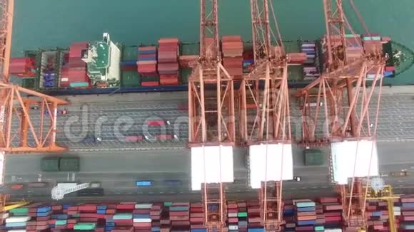 韩国釜山货柜码头鸟瞰图视频的预览图