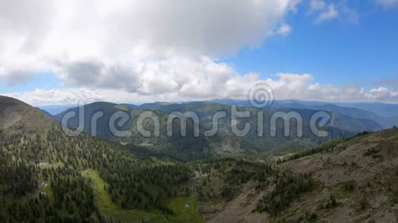 群山环绕的山谷的美丽鸟瞰视频的预览图
