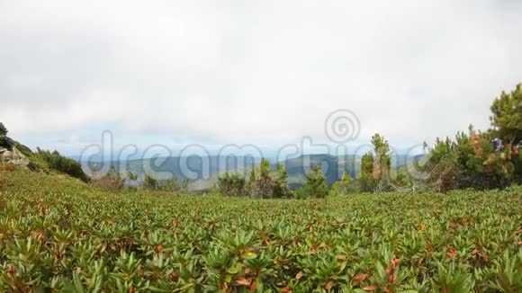 山的漫坡从它到山脉的景色视频的预览图