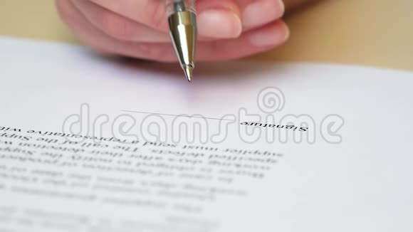 手拿着钢笔特写商务人员签订合同商务文件的摘要文本视频的预览图