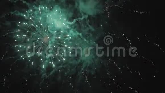 烟花在冬日的夜空中绽放慢动作录像视频的预览图