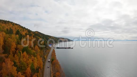 沿海岸公路行驶的汽车的鸟瞰图视频的预览图