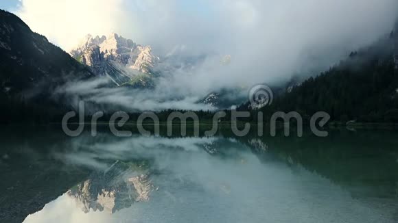 雾越过一个山湖快速运动视频的预览图