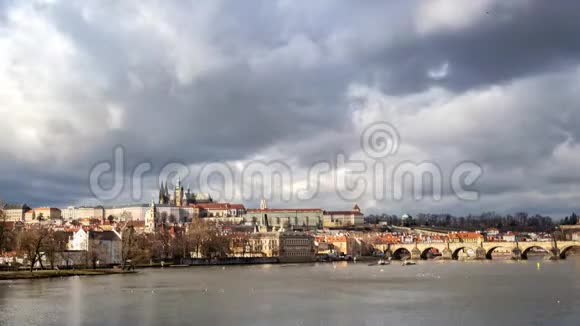 布拉格天际线全景捷克共和国城堡城市景观欧洲传统旅游古城视频的预览图