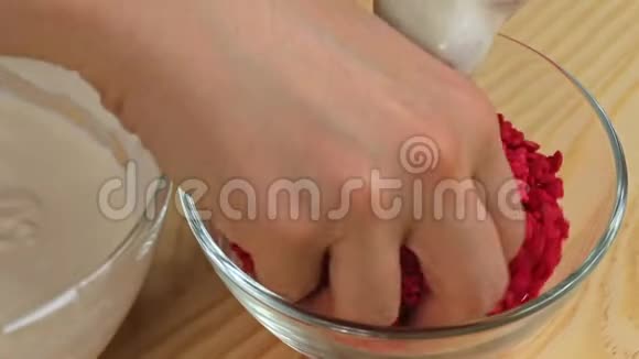 一个女人用红色的衣服洒上心蛋糕然后关上视频的预览图