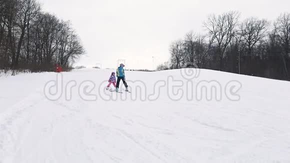 滑雪教练与孩子一起滑雪视频的预览图