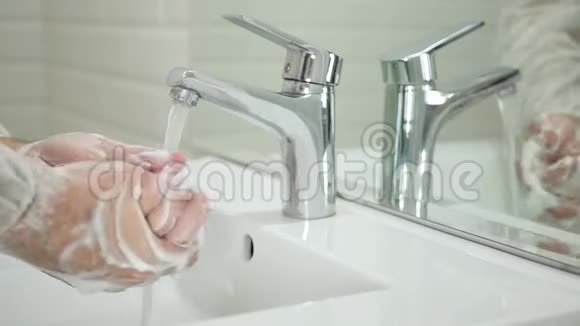 厕所里的人用肥皂和水清洗和消毒他的手从病毒视频的预览图