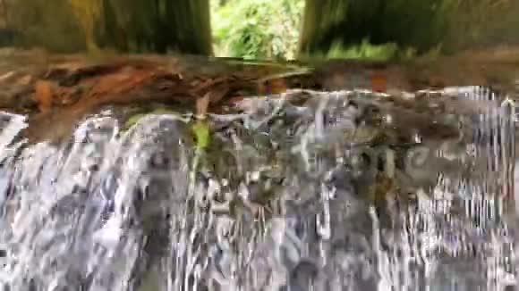 纯净清新透明的山河水大自然流动的浅水河视频的预览图