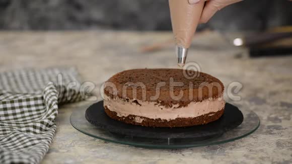巧克力海绵蛋糕在面包店做蛋糕视频的预览图