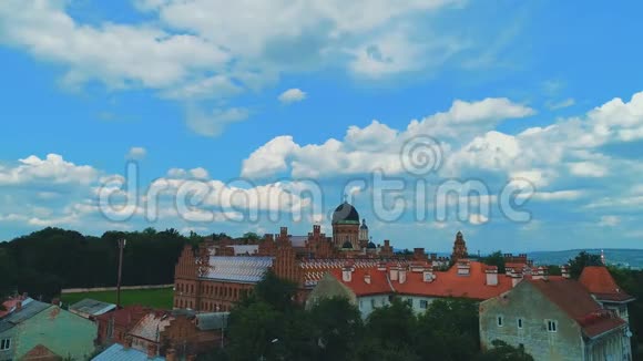 这段视频展示了切尔尼夫茨国家大学校园的美丽景色以民族模式风格的外观视频的预览图