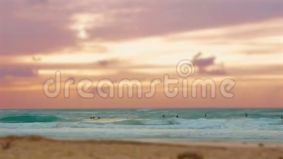 以色列Palmahim海滩日落时一群冲浪者在地中海冲浪的电影视频的预览图