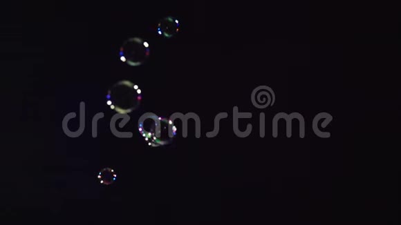 在黑色背景4K上浸泡气泡视频的预览图