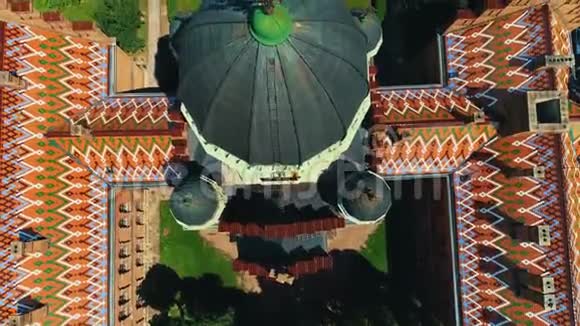 教堂的鸟瞰图无人机慢慢地绕着教堂穹顶飞行顶部有正统的十字架视频的预览图