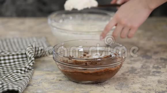 糕点厨师在厨房做巧克力奶油视频的预览图