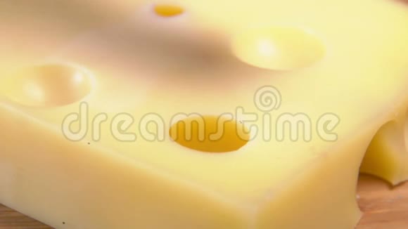 美味的黑松露蘑菇片正落在奶酪上视频的预览图