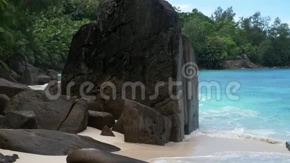 海浪和花岗岩岩石AnseIntendance马河岛塞舌尔视频的预览图