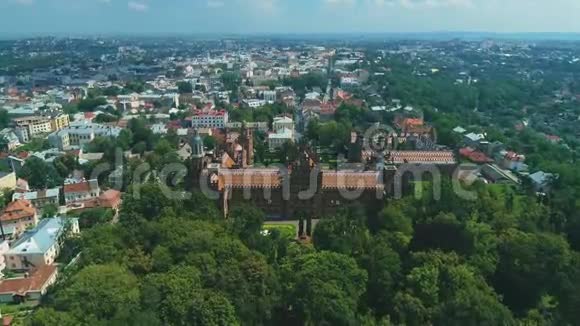 乌克兰最古老的大学之一切尔尼夫茨大学的秋季鸟瞰图视频的预览图