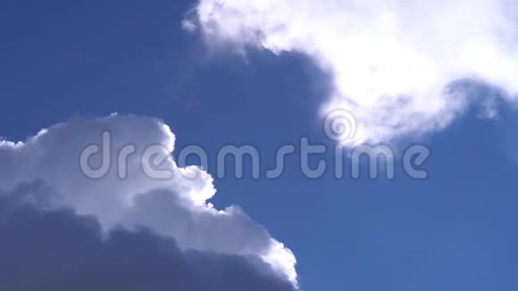 时间推移的云彩对抗蓝天视频的预览图