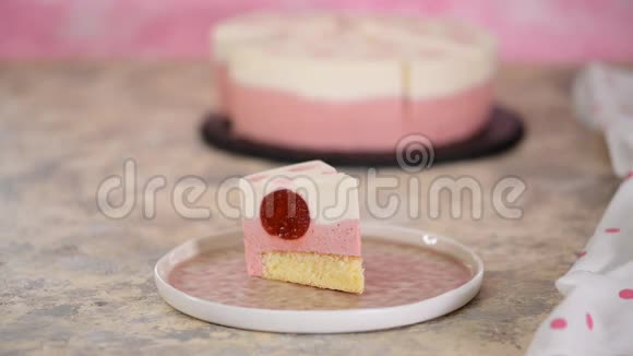 一块美味的草莓慕斯蛋糕现代甜点视频的预览图