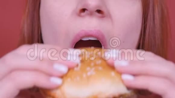 女人吃汉堡包特写镜头吃快餐女性手中的汉堡视频的预览图