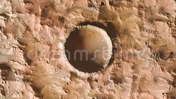 火星陨石坑放大视频的预览图