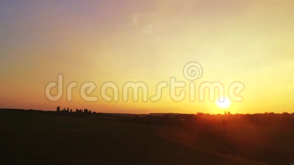 夏日乡村美丽温暖日落的史诗空中镜头视频的预览图