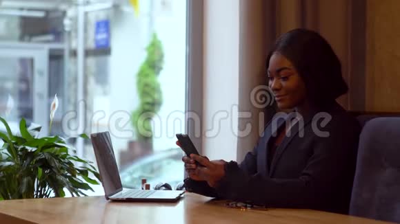 非裔美国女商人在手提电脑和智能手机上工作视频的预览图