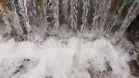 合上大自然流淌的浅水河山脚下清澈的小溪视频的预览图
